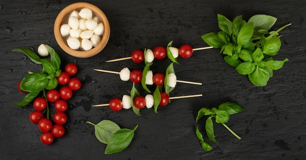 Mozzarella e pomodorini su spiedini