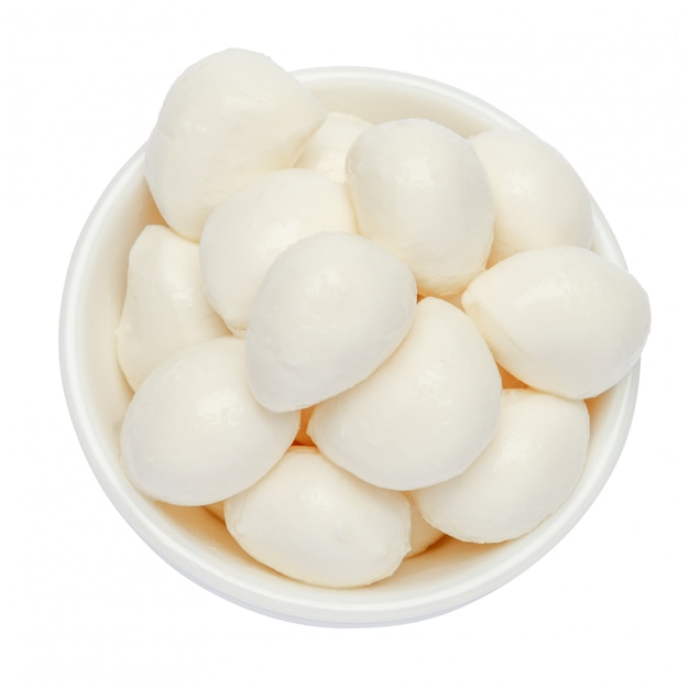 Mozzarella in ciotola su spazio bianco