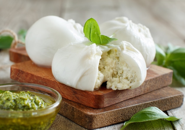 Mozzarella italiana ripiena di ricotta e persto da vicino