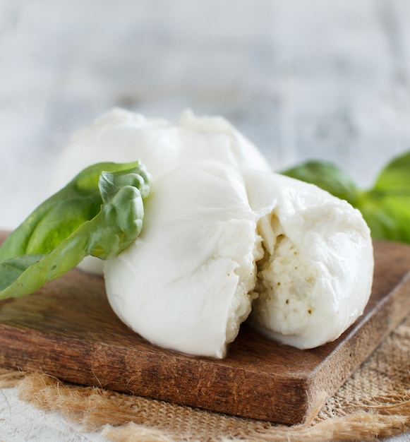 Mozzarella italiana ripiena di ricotta e persto da vicino