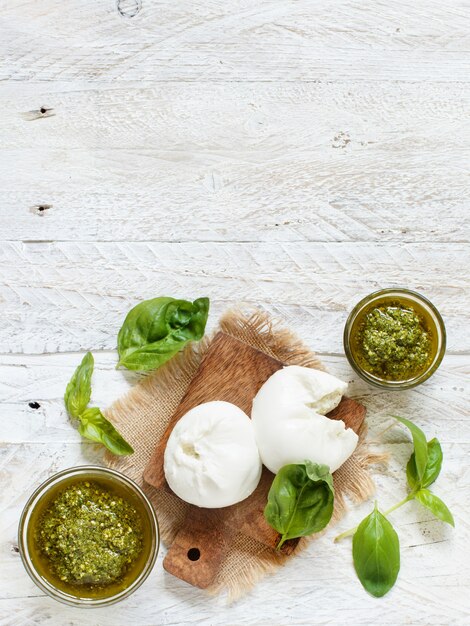 Mozzarella italiana ripiena di ricotta e persto da vicino