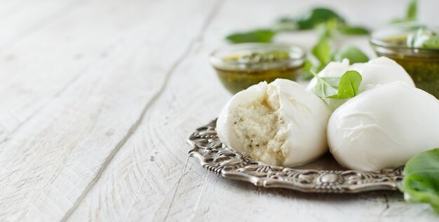 Mozzarella italiana ripiena di ricotta e persto da vicino