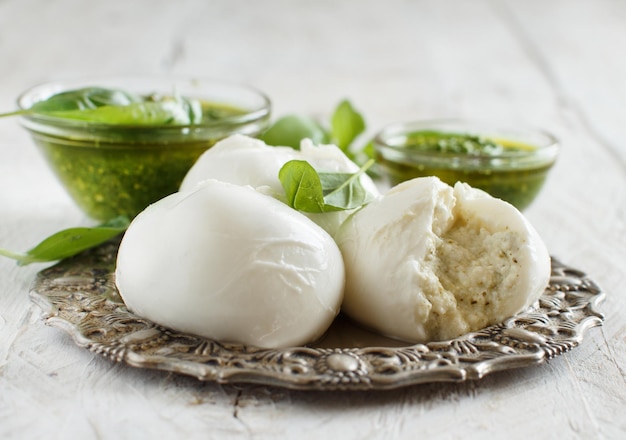 Mozzarella italiana ripiena di ricotta e persto da vicino