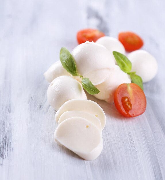 Mozzarella saporita con basilico e pomodori sulla tavola di legno