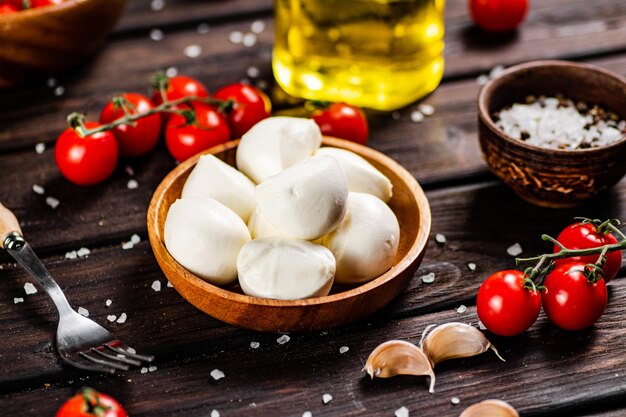 Mozzarella su un piatto su un tavolo con pomodori e spezie