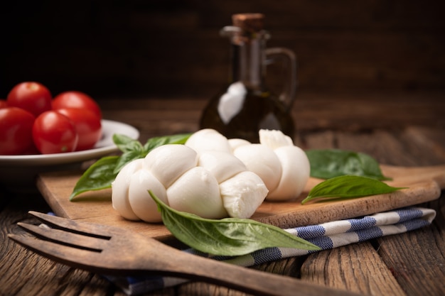 Mozzarella Treccia fresca italiana ritorta. Primo piano di formaggio morbido italiano