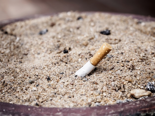 Mozzicone di sigaretta di tabacco, smettere di fumare concetto