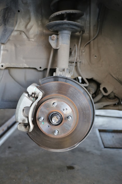 Mozzo della ruota di un&#39;auto in riparazione del danno.