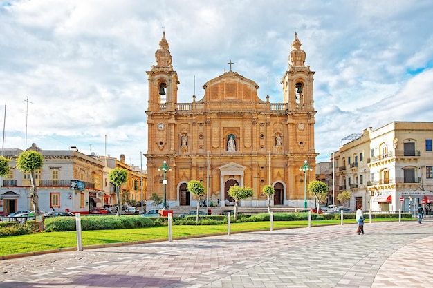 Msida, Malta - 6 aprile 2014: Chiesa parrocchiale di Msida nell'isola di Malta. Persone sullo sfondo