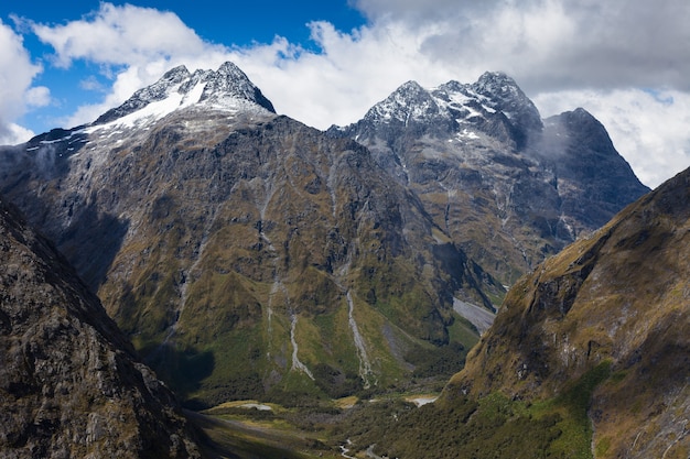 Mt Crosscut (sinistra) e Christina da Homer Saddle, Superiore Hollyford Valley, Parco Nazionale di Fiordland, Nuova Zelanda