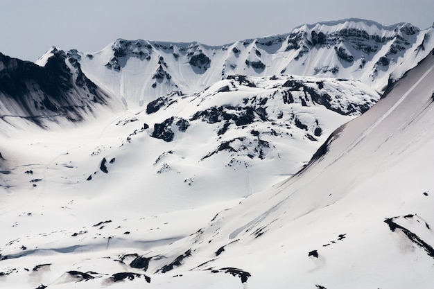 Mt. Cupola di lava di St. Helen vicino con la neve