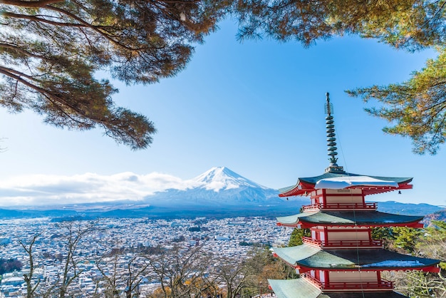 Mt. Fuji con la pagoda Chureito in autunno, Fujiyoshida.