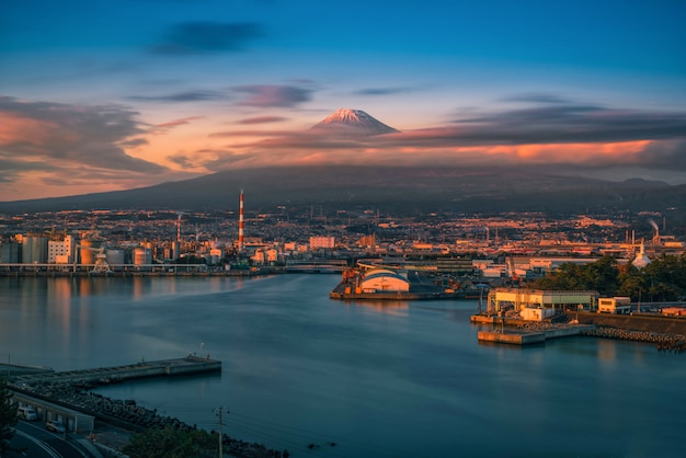 Mt. Fuji con la zona industriale del Giappone al tramonto nella prefettura di Shizuoka, in Giappone.