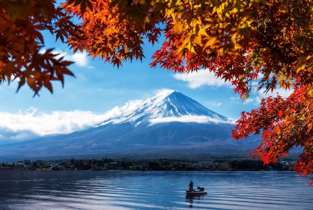 Mt Fuji in autunno vista dal lago Kawaguchiko