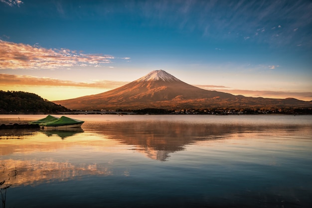 Mt. Fuji sul Lago Kawaguchiko al tramonto a Fujikawaguchiko, Giappone.