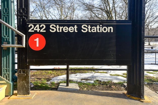 MTA 242 Street Station Van Cortlandt Park nel sistema della metropolitana di New York È il capolinea della linea 1 della linea ferroviaria nel Bronx