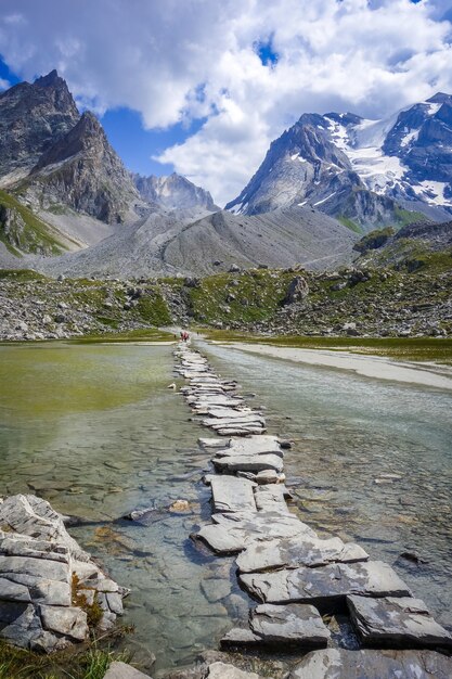 Mucca lago, Lac des Vaches, nel Parco Nazionale della Vanoise, Savoia, Francia