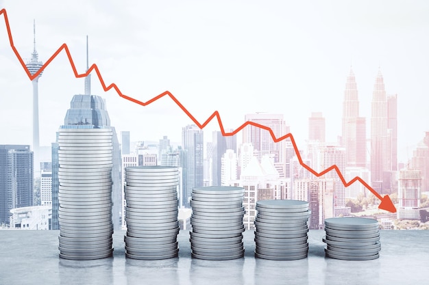 Mucchi di monete d'argento con grafici di crisi economica