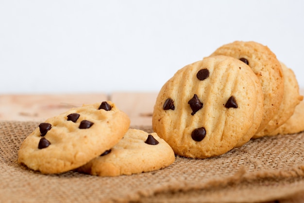 Mucchio dei biscotti di pepita di cioccolato sulla tavola di legno.