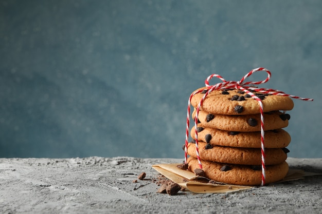 Mucchio dei biscotti di pepita di cioccolato sulla tavola grigia