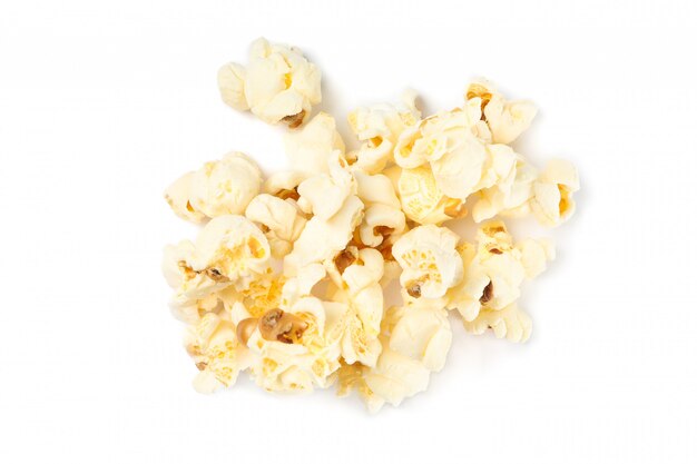 Mucchio del popcorn isolato su fondo bianco