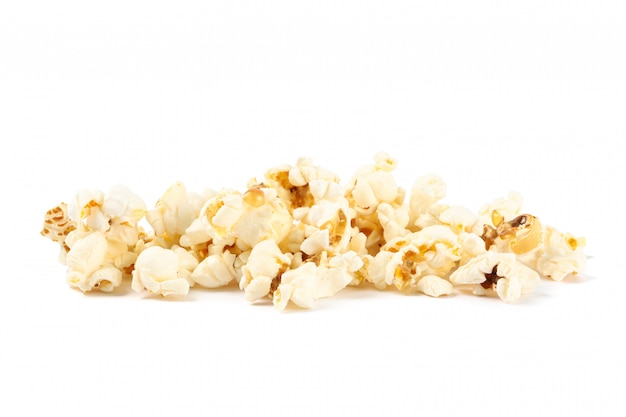 Mucchio del popcorn isolato su fondo bianco