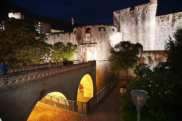 Mucchio del portone della fortezza di notte nella città di Dubrovnik sul mare Adriatico, Croazia