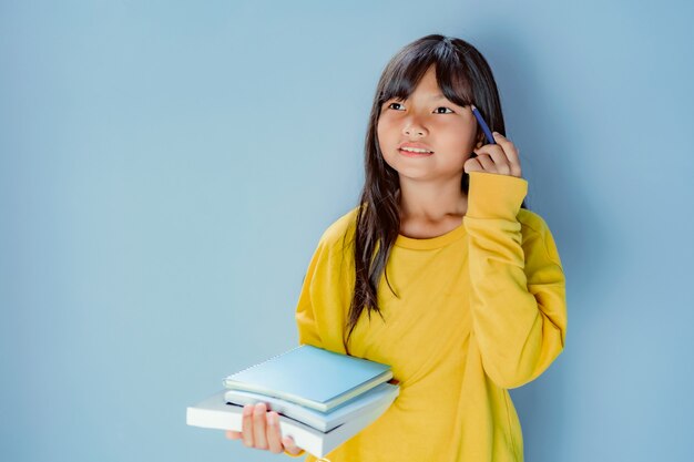 Mucchio della tenuta della studentessa dei libri