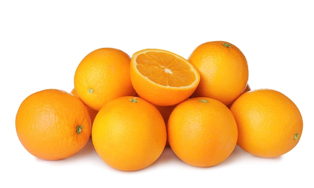 Mucchio delle arance mature isolate su bianco