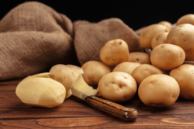 Mucchio delle patate che si trovano sui bordi di legno