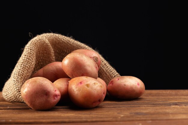 Mucchio delle patate che si trovano sui bordi di legno