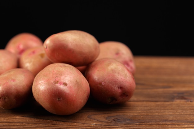 Mucchio delle patate che si trovano sui bordi di legno