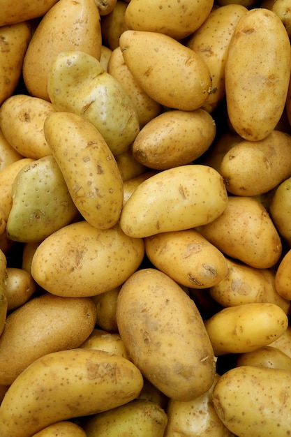 Mucchio delle patate fresche di legge in supermercato