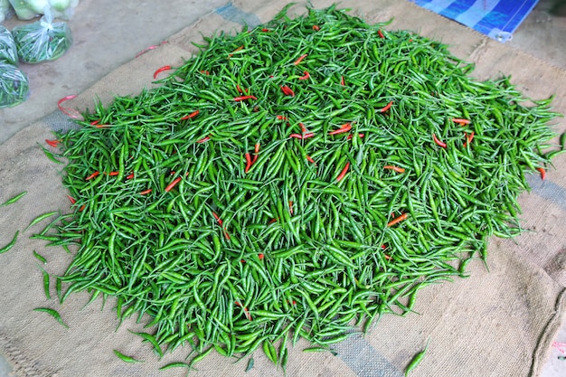 mucchio di alcuni peperoncini rossi e verdi mescolati