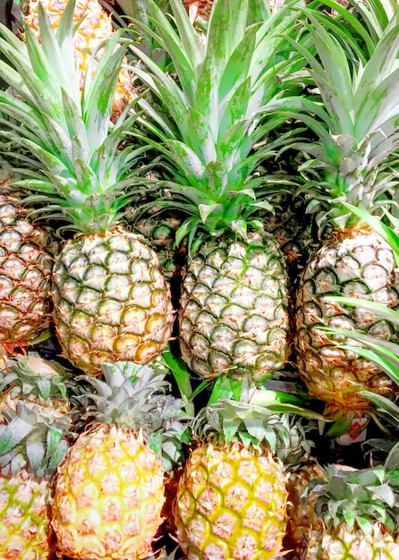 Mucchio di ananas fresche