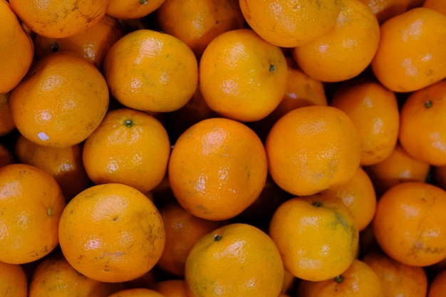 mucchio di arancia fresca nel mercato. arance dolci gialle. agrumi.