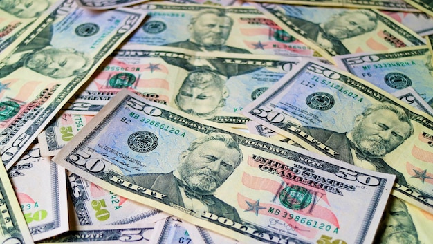 Mucchio di banconote da cinquanta dollari degli Stati Uniti