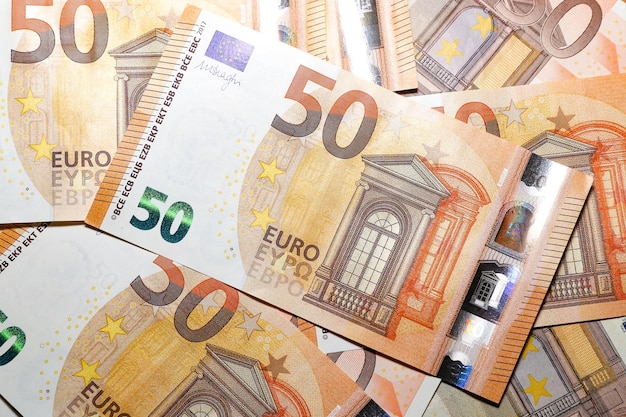 Mucchio di banconote in euro di carta