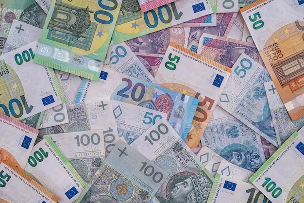 Mucchio di banconote polacche zloty ed euro scambiano denaro concetto