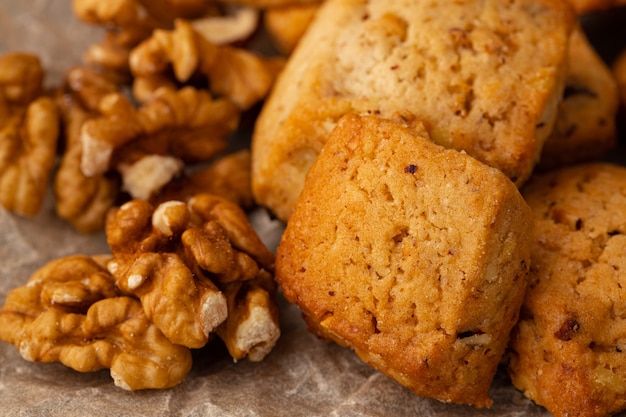 Mucchio di biscotti al formaggio al forno da vicino