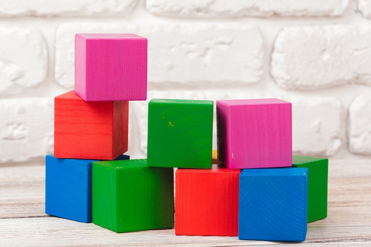 Foto mucchio di blocchi giocattolo, pila di mattoni in legno multicolor