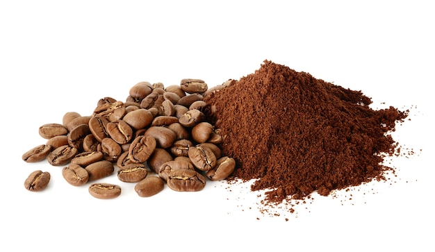 Mucchio di caffè macinato e chicchi di caffè isilated su bianco