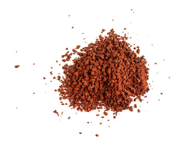 Mucchio di caffè macinato isolato su bianco