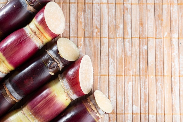 Mucchio di canna da zucchero su fondo di legno