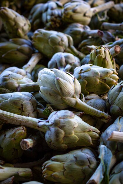 Mucchio di carciofi freschi ad una bancarella del mercato