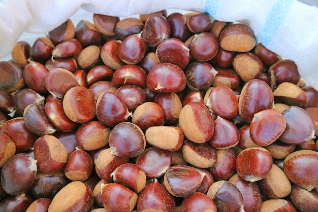 Mucchio di castagne crude al mercato