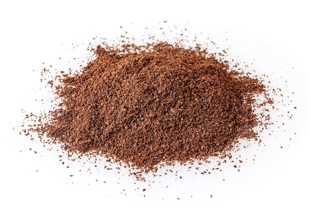 Mucchio di chicchi di caffè tostati macinati isolati su sfondo bianco