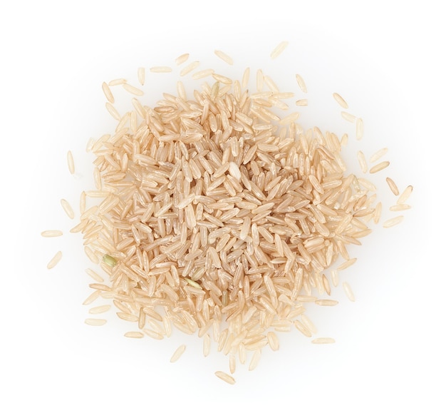 Mucchio di chicchi di riso integrale isolati su sfondo bianco