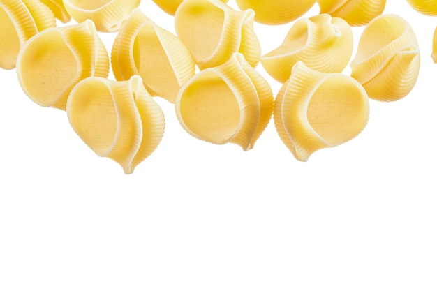 Mucchio di conchiglie di pasta isolate su bianco