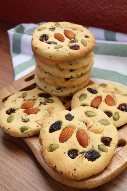 Mucchio di deliziosi biscotti di mandorle e uvetta fatti in casa